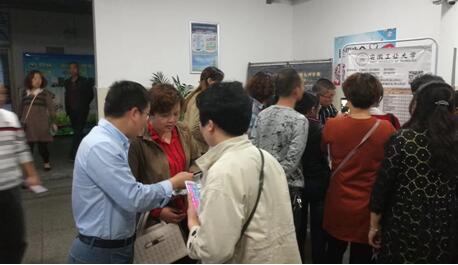 外国语学院招生宣传工作组对安庆二中高三年级学生家长开展现场咨询